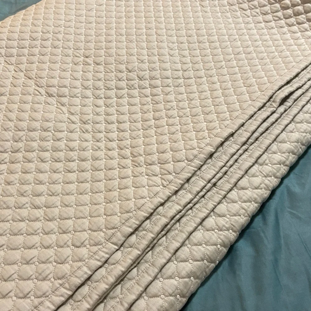 Like new Charter Club Quilt damask full/queen quilt coverlet